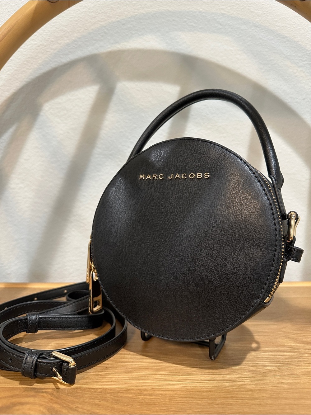 Marc Jacobs Black Leather ~ The Commuter Circle Crossbody Bag ~
Limited Edition - Picture 4 of 12